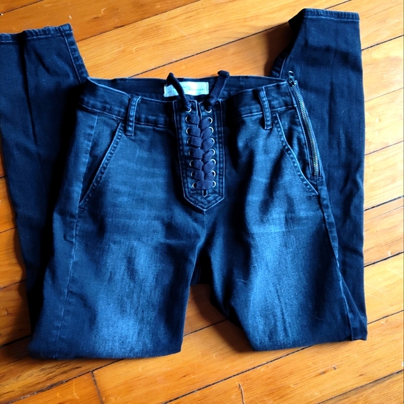 Gap True Skinny lace up moto jeans in washed black - Picture 2 of 5